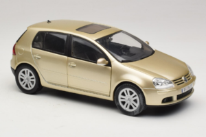 Volkswagen Golf Mk5 Light Bronze Metallic Bburago 1:18 09930201W Métal — image 6 sur 8