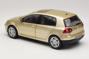 Volkswagen Golf Mk5 Light Bronze Metallic Bburago 1:18 09930201W Métal — image 7 sur 8