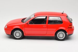 Volkswagen Golf Mk4 GTI Rouge Revell 1:18 08943 Métal — image 4 sur 8