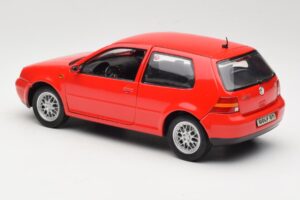 Volkswagen Golf Mk4 GTI Rouge Revell 1:18 08943 Métal — image 7 sur 8