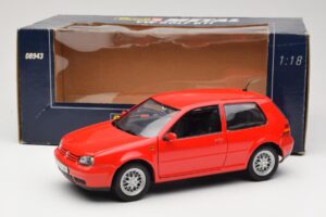 Volkswagen Golf Mk4 GTI Rouge Revell 1:18 08943 Métal — image 8 sur 8
