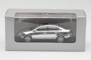 Volkswagen Passat B6 Chrome Silver 10 Years Volkswagen Magazine Minichamps 1:43 PASSAT004 Métal — image 4 sur 4