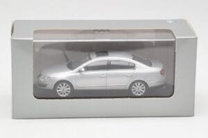 Volkswagen Passat B6 Argent Minichamps 1:43 PASSAT003 Métal — image 4 sur 4