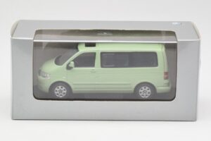 Volkswagen T5 Multivan California Vert Citron Dealer Minichamps 1:43 400052201-D1 Métal — image 4 sur 4