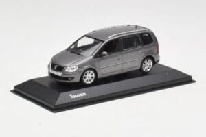 Volkswagen Touran Sport Platinum Grey Minichamps 1:43 TOURAN003 Métal — image 2 sur 4
