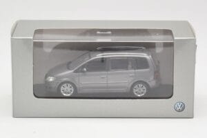 Volkswagen Touran Sport Platinum Grey Minichamps 1:43 TOURAN003 Métal — image 4 sur 4