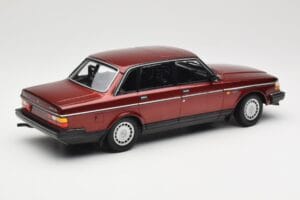 Volvo 240 GL Dark Red Metallic Minichamps 1:18 155171406 Métal — image 2 sur 6