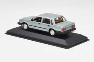 Volvo 240 GL Argent Métallique Minichamps 1:43 940171402 Métal — image 3 sur 4