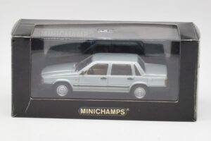 Volvo 240 GL Argent Métallique Minichamps 1:43 940171402 Métal — image 4 sur 4