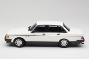 Volvo 240 GL Blanc Minichamps 1:18 155171402 Métal — image 3 sur 6