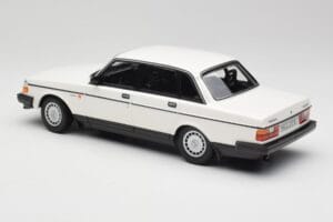 Volvo 240 GL Blanc Minichamps 1:18 155171402 Métal — image 5 sur 6