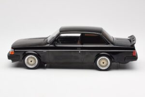Volvo 240 Turbo Noir Custom IXO 1:18 18CMC178 Métal — image 3 sur 6