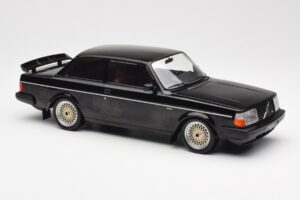 Volvo 240 Turbo Noir Custom IXO 1:18 18CMC178 Métal — image 4 sur 6
