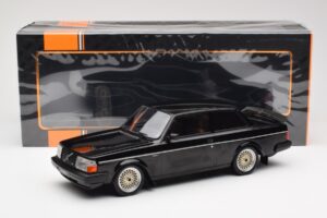 Volvo 240 Turbo Noir Custom IXO 1:18 18CMC178 Métal — image 6 sur 6
