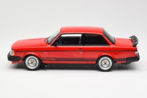 Volvo 240 Turbo Rouge Custom IXO 1:18 18CMC177 Métal — image 3 sur 5