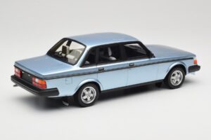 Volvo 244 Turbo Bleu Clair DNA 1:18 DNA000135 Métal — image 2 sur 6