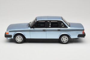 Volvo 244 Turbo Bleu Clair DNA 1:18 DNA000135 Métal — image 3 sur 6
