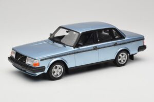 Volvo 244 Turbo Bleu Clair DNA 1:18 DNA000135 Métal