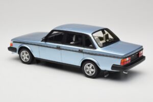 Volvo 244 Turbo Bleu Clair DNA 1:18 DNA000135 Métal — image 5 sur 6
