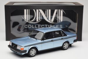 Volvo 244 Turbo Bleu Clair DNA 1:18 DNA000135 Métal — image 6 sur 6