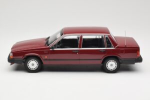 Volvo 740 GL Rouge Minichamps 1:18 155171704 Métal — image 3 sur 6