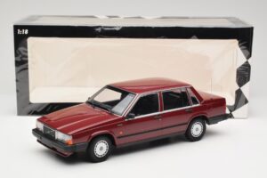 Volvo 740 GL Rouge Minichamps 1:18 155171704 Métal — image 6 sur 6