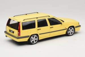 Volvo 850 T-5R Break Cream Yellow AUTOart 1:18 79506 Métal — image 3 sur 8