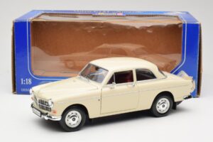 Volvo P121 Amazon Blanc Revell 1:18 08866 Métal — image 8 sur 8