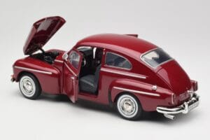 Volvo PV544 Cherry Red Revell 1:18 08887 Métal — image 5 sur 8