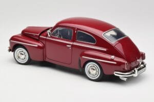 Volvo PV544 Cherry Red Revell 1:18 08887 Métal — image 7 sur 8