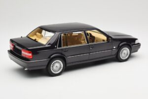 Volvo S90 Royal Violet DNA 1:18 DNA000089 Métal — image 2 sur 6