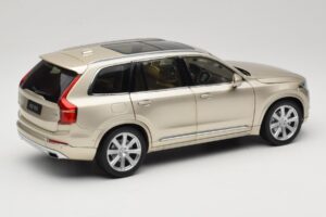 Volvo XC90 Luminous Sand Yellow Paudi Model 1:18 9430841 Métal — image 3 sur 8
