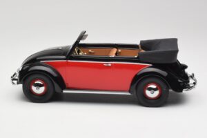 Volkswagen Beetle Cabriolet Noir & Rouge Minichamps 1:18 107054132 Résine — image 3 sur 6
