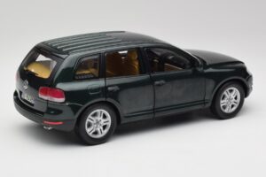 Volkswagen Touareg V10 TDI Reed Green Metallic Bburago 1:18 34911 Métal — image 3 sur 8