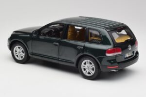 Volkswagen Touareg V10 TDI Reed Green Metallic Bburago 1:18 34911 Métal — image 7 sur 8