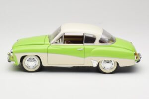 Wartburg 313 Vert Pastel sur Beige Revell 1:18 9018 Métal — image 4 sur 8