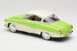 Wartburg 313 Vert Pastel sur Beige Revell 1:18 9018 Métal — image 7 sur 8