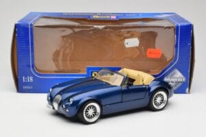 Wiesmann Roadster MF3 Bleu Revell 1:18 08861 Métal — image 8 sur 8