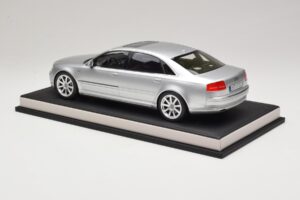 Audi A8 D3 W12 Ice Silver Metallic MotorHelix 1:18 MH030ISM Résine — image 5 sur 7