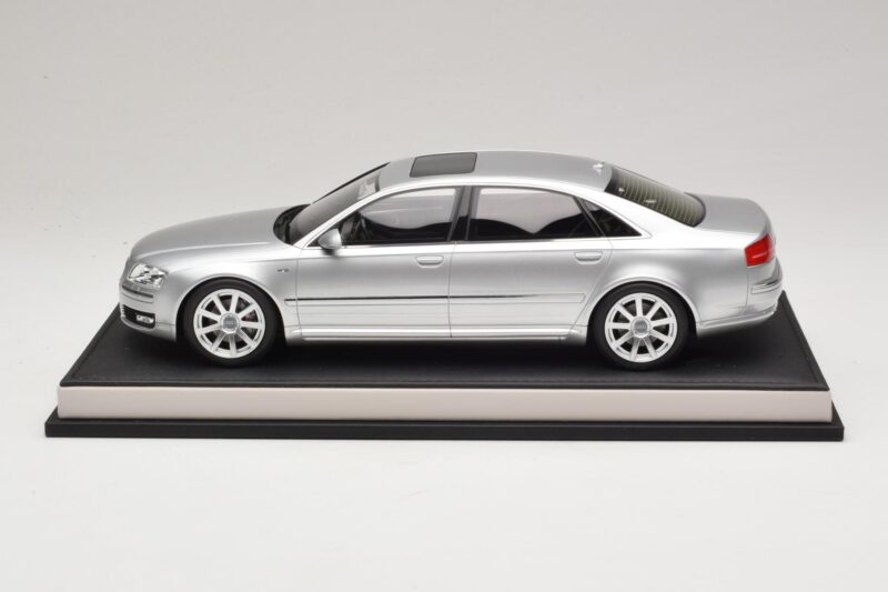Audi A8 D3 W12 Ice Silver Metallic MotorHelix 1:18 MH030ISM Résine