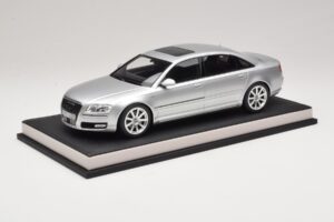 Audi A8 D3 W12 Ice Silver Metallic MotorHelix 1:18 MH030ISM Résine — image 2 sur 7