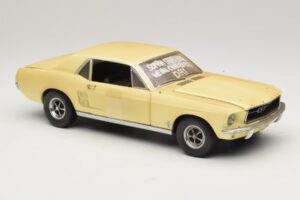 Ford Mustang Coupe Jaune The Walking Dead Greenlight 1:18 12958 Métal — image 6 sur 8