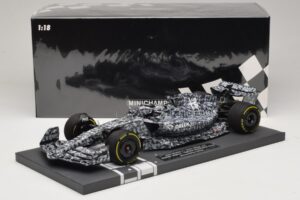 Alfa Romeo Orlen C42 R. Kubica Testing Barcelona 2022 Minichamps 1:18 117229988 Résine — image 7 sur 7