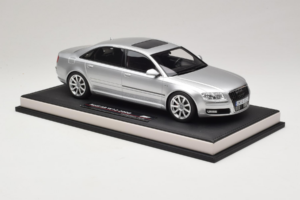 Audi A8 D3 W12 Ice Silver Metallic MotorHelix 1:18 MH030ISM Résine — image 4 sur 7
