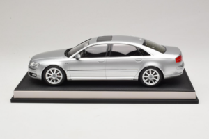 Audi A8 D3 W12 Ice Silver Metallic MotorHelix 1:18 MH030ISM Résine