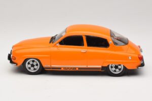 Saab 96 V4 Orange MCG 1:18 MCG18654 Métal — image 3 sur 6