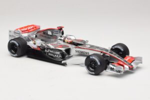 McLaren MP4/21 #3 K. Raikkonen 2006 Minichamps 1:18 530061803 Résine — image 4 sur 7
