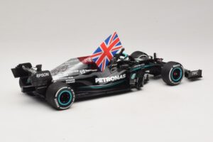 Mercedes AMG Petronas W12 E Performance L. Hamilton Winner British GP 2021 Minichamps 1:18 110211144 Résine — image 2 sur 7