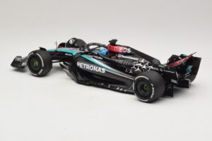 Mercedes AMG Petronas W15 E Performance G. Russell 2024 Minichamps 1:18 110240163 Résine — image 5 sur 7