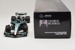 Mercedes AMG Petronas W15 E Performance G. Russell 2024 Minichamps 1:18 110240163 Résine — image 6 sur 7
